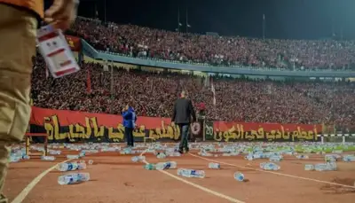 اعتقال 35 مشجعاً أهلوياً بعد أحداث شغب ومقذوفات أصابت لاعباً من الجيش الملكي